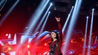 Vokalis band Kotak Tantri mengangkat tangan saat tampil di The Biggest Concert Long Live Kotak x Anggun di Studio6 Emtek City, Jakarta, Rabu (23/11). Konser ini juga bagian perayaan 12 tahun Kotak berkarya. (Liputan6.com/Helmi Fithriansyah)