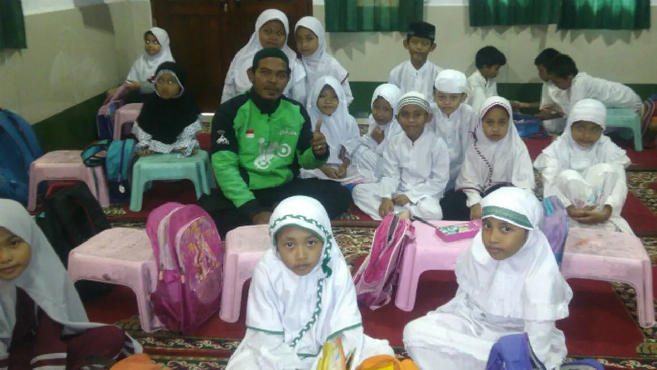 Pengemudi Ojek Online Bangun Pesantren
