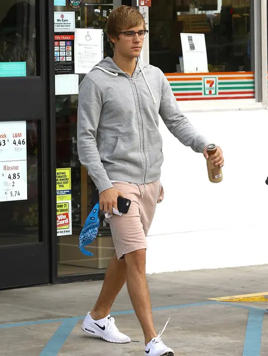 “Kourtney dan Justin tengah berpergian bersama dan saling menatap satu sama lain,” ucap sumber. “Mereka (Kourtney dan Justin) saling menyukai,” tambahnya. (doc.dailymail.com)