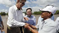 Kerry berjabat tangan dengan Vo yang merupakan eks anggota Viet Cong (Associated Press)
