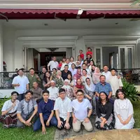 Ayu Dewi bersama keluarga besar (Instagram/mrsayudewi)