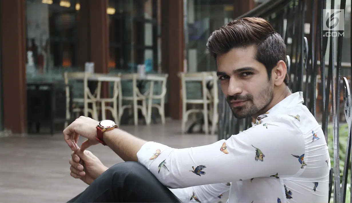 Aktor India, Vishal Singh berpose seusai menghadiri peluncuran Jedar Koofee di Kemang, Jakarta, Sabtu (29/7). Vishal Singh sedang ramai dibicarakan karena diketahui tengah menjalin kedekatan dengan aktris Jessica Iskandar. (Liputan6.com/Herman Zakharia)