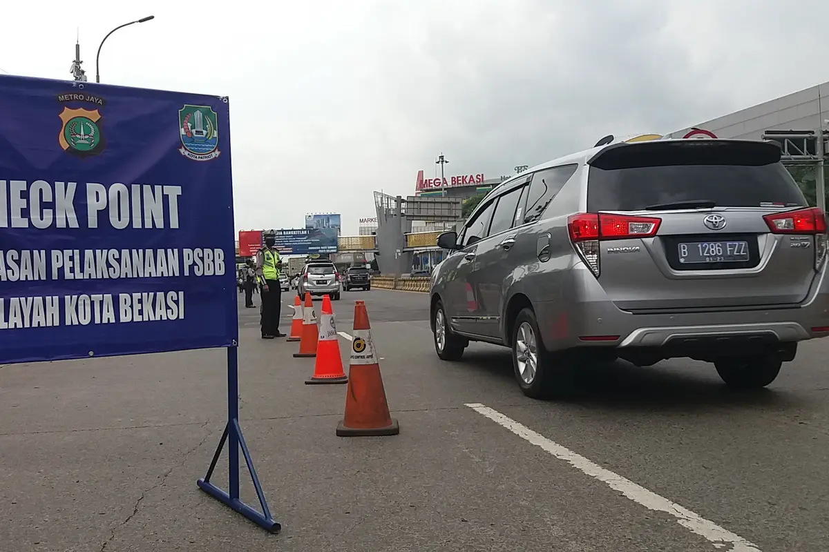 Petugas Check Point di Bekasi Suruh Putar Balik Pengendara yang Nekat Mudik