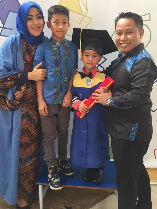 Ini adalah salah potret saat anak kedua Narji dan Widiyanti, Nail Arahyadinata Mansyur saat lulus dari taman kanak-kanak. (Liputan6.com/IG/@diyanarji)