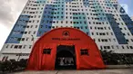Tenda Badan Penanggulangan Bencana Daerah (BPBD) DKI Jakarta saat disiapkan di antara tower Rusun Nagrak, Cilincing, Jakarta Utara, Selasa (15/6/2021). Pemprov DKI Jakarta menyiapkan Rusun Nagrak sebagai tempat isolasi pasien COVID-19. (merdeka.com/Iqbal S. Nugroho)