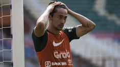 Pemain Timnas Indonesia, Gavin Kwan, merapihkan rambut saat latihan di Stadion Wibawa Mukti, Jawa Barat, Selasa (6/11). Latihan ini merupakan persiapan jelang Piala AFF 2018. (Bola.com/Vitalis Yogi Trisna)