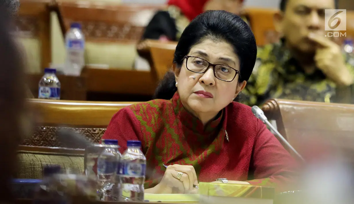 Menteri Kesehatan Nila Moeloek saat menghadiri rapat kerja (raker) dengan Komisi IX DPR di Kompleks Parlemen MPR/DPR-DPD, Senayan, Jakarta, Kamis (29/3). Raker tersebut membahas pelayanan dan pembiayaan obat untuk JKN. (Liputan6.com/JohanTallo)