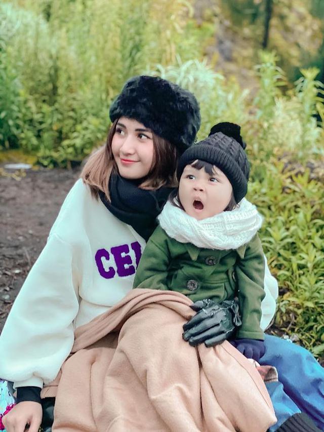 6 Potret Camelia Putri dan Keluarga Liburan Ke Bromo