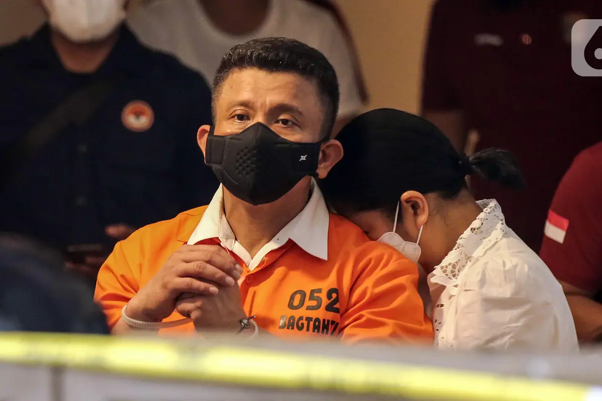 Pelukan Erat Ferdy Sambo kepada Putri Candrawathi Saat Rekonstruksi Pembunuhan Brigadir J