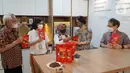 Pemilik usaha kuliner Nihar Chaniago, Miske (kiri), menjelaskan perjalanan bisnisnya berinovasi di masa pandemi dengan beralih dari usaha sepatu kulit menjadi usaha pembuatan rendang kemasan, kepada Ketua Pembina Yayasan Dharma Bhakti Astra (YDBA), Gita Tiffany Boer, Ketua Pengawas YDBA Lina Djafar, Ketua Pengurus YDBA, Sigit P. Kumala, dan Advisor YDBA, Tonny Sumartono dalam kegiatan syukuran HUT ke-42 YDBA di Galeri UKM YDBA, Jakarta (17/5/2022). (Liputan6.com/HO/YDBA)