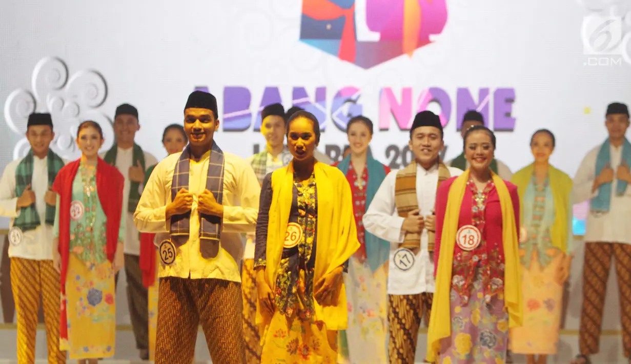 Para finalis mengenakan pakaian adat Betawi tampil dalam ajang pemilihan Abang None Jakarta 2017 di kawasan Letjen S. Parman, Jakarta, Jumat (15/07). (Liputan6.com/Herman Zakharia)
