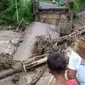 Jembatan putus di Kabupaten Solok pada Selasa (12/1/2021). (Liputan6.com/ Dok BPBD Kabupaten Solok).