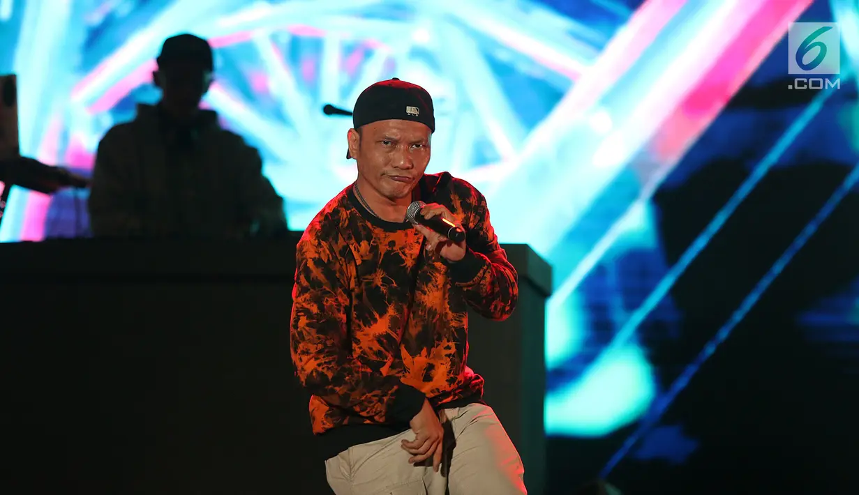 Penyanyi rap Iwa K menghibur penggemarnya dalam acara "Hodgepodge Superfest 2019", di Allianz Ecopark, Ancol, Sabtu (31/8/2019). Dalam penampilannya Iwa K membawakan beberapa lagu andalannya diantaranya Bebas, Malam Indah, dan Kram Otak. (Liputan6.com/Herman Zakharia)
