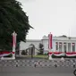 Pagar depan Istana Merdeka mulai dihiasi kain renda berwarna merah putih, Jakarta, Senin (13/4/2015). Jelang Konferensi Asia Afrika (KAA) ke-60 di Bandung pada 24 April mendatang, Istana Merdeka mulai dipercantik. (Liputan6.com/Faizal Fanani)