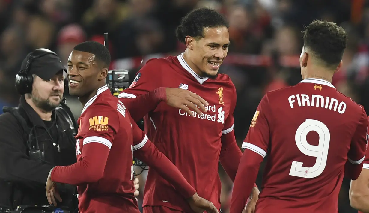 Liverpool mendatangkan Virgil van Dijk (tengah) dari Southampton FC dengan nilai transfer sebesar  nilai transfer mencapai 75 juta pound sterling. (AFP/Paul Ellis)
