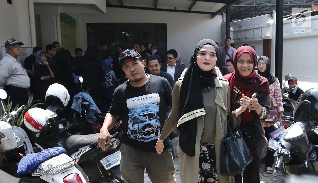 Istri Henry Baskoro Hendarso (Enji), Rosmanizar usai menjalani sidang cerai perdana di Pengadilan Agama Jakarta Timur, Kamis (16/8). Rosmanizar menghadiri sidang cerai perdana tanpa kehadiran Enji dengan agenda mediasi. (Liputan6.com/Herman Zakharia)