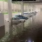 Penghuni Apartemen Hanya Bisa Pasrah Melihat Mobil Terendam Banjir di Parkiran (TikTok @ellisakristiana)