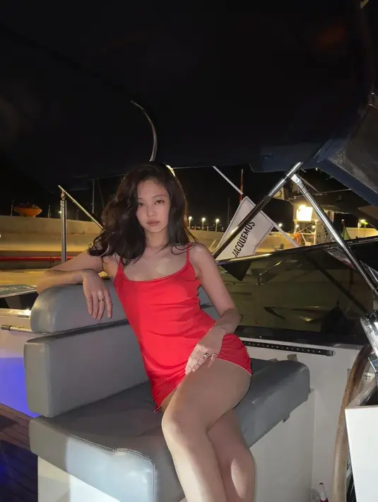 Tampil berani kenakan little red dress, potret Jennie BLACKPINK di after party Jacquemus langsung viral dan menjadi perbincangan hangat di media sosial.  [@jennierubyjane]