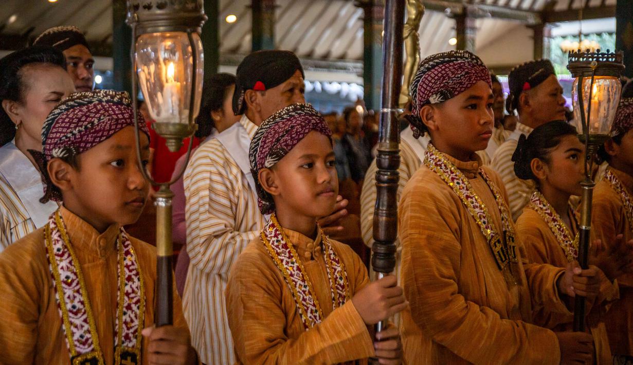 Sebagai informasi, penggunaan unsur budaya Jawa dalam setiap perayaan keagamaan menjadi ciri khas Gereja Hati Kudus Tuhan Yesus (HKTY) Ganjuran, Bantul, Yogyakarta. Tampak dalam foto, umat Katolik yang mengenakan pakaian tradisional Jawa menunggu untuk menghadiri Misa Malam Natal di Gereja Hati Kudus Yesus di Ganjuran, Bantul, Yogyakarta, pada Rabu 24 Desember 2025. (DEVI RAHMAN/AFP)