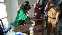 Pelaksanaan tes urine di Disperkimtan Kabupaten Paser. (Liputan6.com/istimewa)