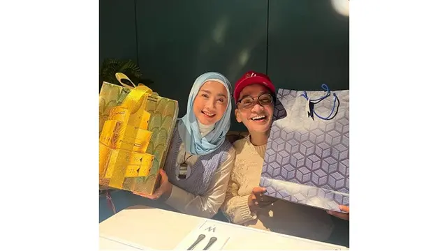 6 Potret Kedekatan Ruben Onsu dan Desy Ratnasari yang Jadi Sorotan, Merasa Nyaman