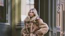 Model Victoria’s Secret, Elsa Hosk pilih outfit tema winter untuk Coach Fall 22 dengan memadukan fur brown coat dan knee boots. (Instagram/hoskelsa).