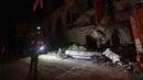 Petugas penyelamat mengamati lokasi kejadian setelah pengeboman Israel di Rafah, selatan Jalur Gaza pada 12 Februari 2024. (MOHAMMED ABED/AFP)