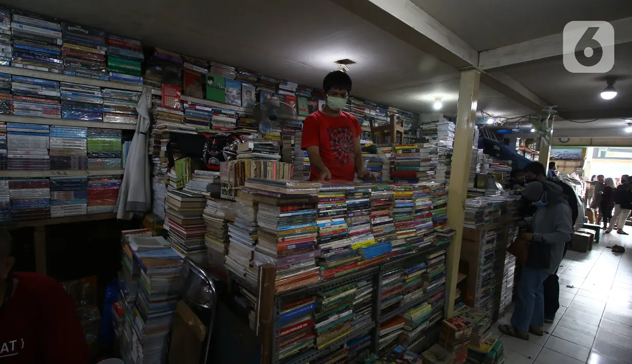 Pedagang buku menunggu pembeli di Kwitang, Senen, Jakarta, Minggu (27/9/2020). Menurut keterangan para pedagang, penjualan buku di masa pandemi menurun hingga 50 persen dikarenakan masyarakat saat ini sudah beralih melakukan transaksi pembelian secara daring. (Liputan6.com/Angga Yuniar)
