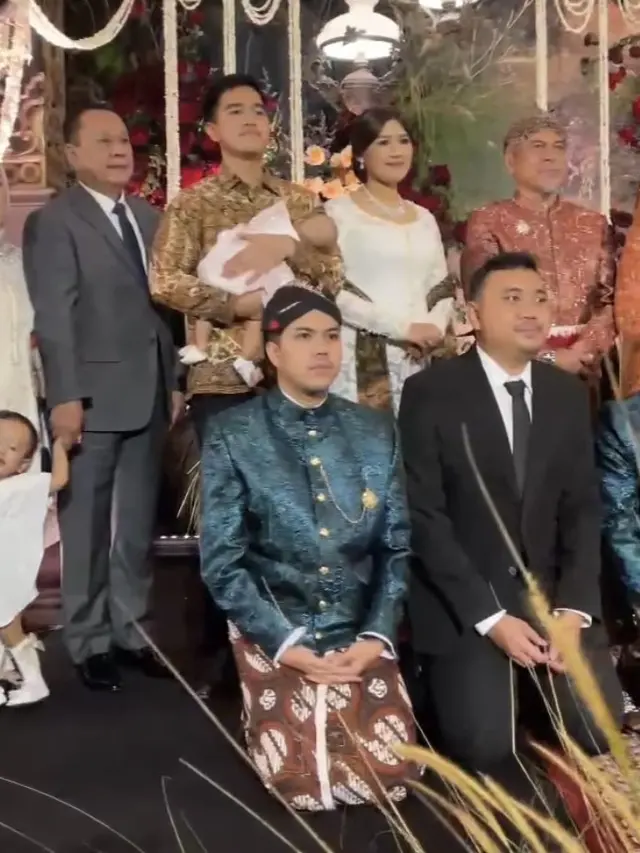 Potret Keluarga Jokowi Kondangan Bareng. [@jokowi]