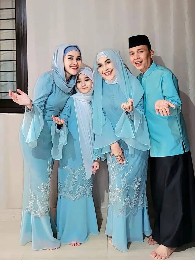 8 Potret Keluarga Para Artis di Hari Lebaran yang Kompak dengan Warna Biru, Dari Raffi-Nagita hingga Ayu Ting-Ting