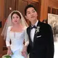 Song Joong Ki dan Song Hye Kyo menikah setelah mereka bermain dalam Descendants of the Sun. Pasangan ini merupakan salah satu pasangan artis Korea Selatan yang fenomenal. (Foto: koreaboo.com)