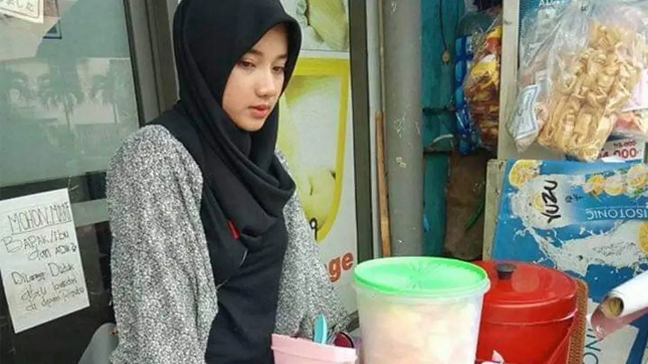 Berparas Cantik, Pedagang Nasi Uduk Ini Bikin Warganet Kepincut