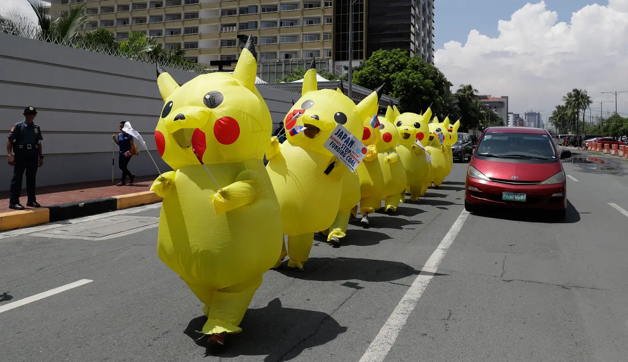 Aktivis lingkungan mengenakan kostum Pikachu berjalan menuju kedutaan besar Jepang di Manila, Filipina, Selasa (25/6/2019). Para aktivis memprotes Jepang untuk menghentikan pembiayaan batu bara saat mereka bersiap untuk menjadi tuan rumah KTT G20. (AF Photo/Aaron Favila)