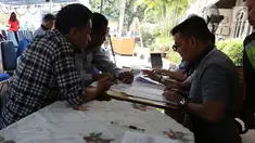 Keluarga korban pesawat Lion Air JT 610 menyampaikan data di Crisis Center Bandara Halim Perdanakusuma, Jakarta, Selasa (30/10). Mereka dilakukan pendataan dan menunggu kabar yang kemudian akan diambil tes DNA oleh RS Polri. (Merdeka.com/Imam Buhori)