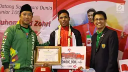 Pelari muda Indonesia, Lalu Muhammad Zohri (tengah) menerima penghargaan Pemuda Hebat di Terminal 3 Bandara Soetta, Tangerang, Selasa (17/7). Lalu M Zohri meraih emas lari 100m putra di Kejuaraan Dunia U-20 IAAF. (Liputan6.com/Helmi Fithriansyah)