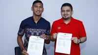 Zulkifli Syukur teken perpanjangan kontrak di PSM Makassar. (Bola.com/Abdi Satria)