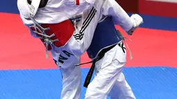 Atlet taekwondo Indonesia, Ibrahim Zarman bertarung melawan Gangmin Cho asal Korea Selatan di kelas putra under 63 Kg di lapangan taekwondo JCC, Jakarta, Rabu (22/8). Ibrahim gagal melaju ke semifinal. (Liputan6.com/Fery Pradolo)