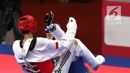 Atlet taekwondo Indonesia, Ibrahim Zarman bertarung melawan Gangmin Cho asal Korea Selatan di kelas putra under 63 Kg di lapangan taekwondo JCC, Jakarta, Rabu (22/8). Ibrahim gagal melaju ke semifinal. (Liputan6.com/Fery Pradolo)