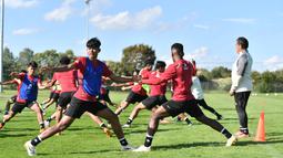 Pemain Timnas Indonesia U-17, Arkhan Kaka (kiri), bersama pemain lainnya melakukan pemanasan dalam latihan perdana di Borussia-Park Training Ground, Jerman, Selasa (19/9/2023). Pemain Timnas U-17 menggelar latihan adaptasi selama 45 menit. (Dok. PSSI)