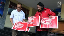 Perwakilan Indonesia Football Community menunjukkan pamflet sebelum audiensi dengan Satgas Anti Mafia Bola di Polda Metro Jaya, Jakarta, Jumat (28/12). Indonesia Football Community mendukung Polri memberantas mafia bola. (Liputan6.com/JohanTallo)