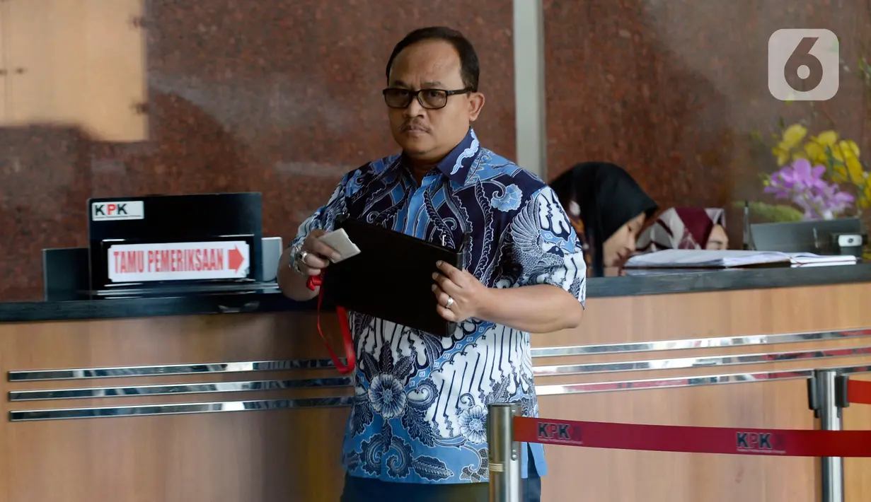 Direktur Utama PT Waskita Beton Precast Jarot Subana tiba di Gedung KPK, Jakarta, Kamis (6/2/2020). Jarot diperiksa untuk tersangka mantan Kepala Divisi II PT Waskita Karya Fathor Rachman dalam kasus dugaan korupsi pengerjaan subkontraktor 14 proyek fiktif. (merdeka.com/Dwi Narwoko)