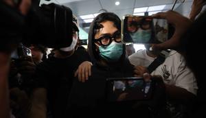 Musisi sekaligus aktor, Onadio Leonardo atau akrab disapa Onad, saat tiba di Polres Jakarta Barat pada Senin (3/11/2025). Hari ini, Senin 3 November 2025, diketahui Onad mengajukan permohonan rehabilitasi sekaligus menjalani asesmen di Badan Narkotika Nasional Provinsi (BNNP) DKI Jakarta. (Kapanlagi.com/Budy Santoso)