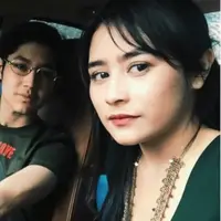 Meskipun Teuku Rassya sedang belajar di luar negeri, ia tidak lupa dengan kado ulang tahun untuk Prilly Latuconsina. Di ulang tahun ke-20 Prilly, Rassya memberikan bunga dan kalung. Apa artinya ya? 
