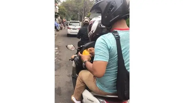6 Kelakuan Bapak-Bapak saat Dibonceng di Motor Ini Kocak