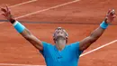 Petenis Spanyol, Rafael Nadal dari Spanyol merayakan kemenangan atas Dominic Thien dari Austria pada partai final Prancis Terbuka di Stadion Roland Garros, Minggu (10/6). Total Nadal sudah meraih 17 gelar juara level Grand Slam. (AP/Michel Euler)