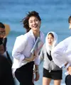Siapa sih yang tak tahu Suzy Bae? Selain punya wajah yang cantik, ia juga idol yang sangat berbakat. Tak hanya cantik, Suzy terlihat imut dengan gigi kelincinya. (Foto: instagram.com/skuukzky)