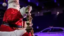 Orang-orang mengunjungi festival cahaya bertema Natal lantatur (drive-thru) dengan mobil di tengah kekhawatiran COVID-19 di Sao Paulo, Brasil, pada 8 Desember 2020. Acara tersebut berlangsung dari 4 hingga 27 Desember. (Xinhua/Rahel Patrasso)