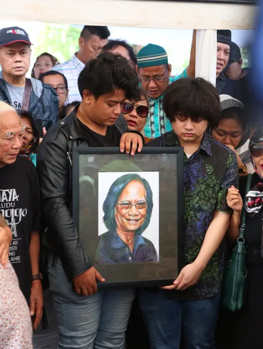 Selain keluarga, kerabat dan para penggemarnya, banyak musisi penyanyi Tanah Air ikut mengantarkan ke peristirahatan terakhirnya. Sebagai musisi senior, Yon dikenal dekat dengan para junior-juniornya. (Daniel Kampua/Bintang.com)