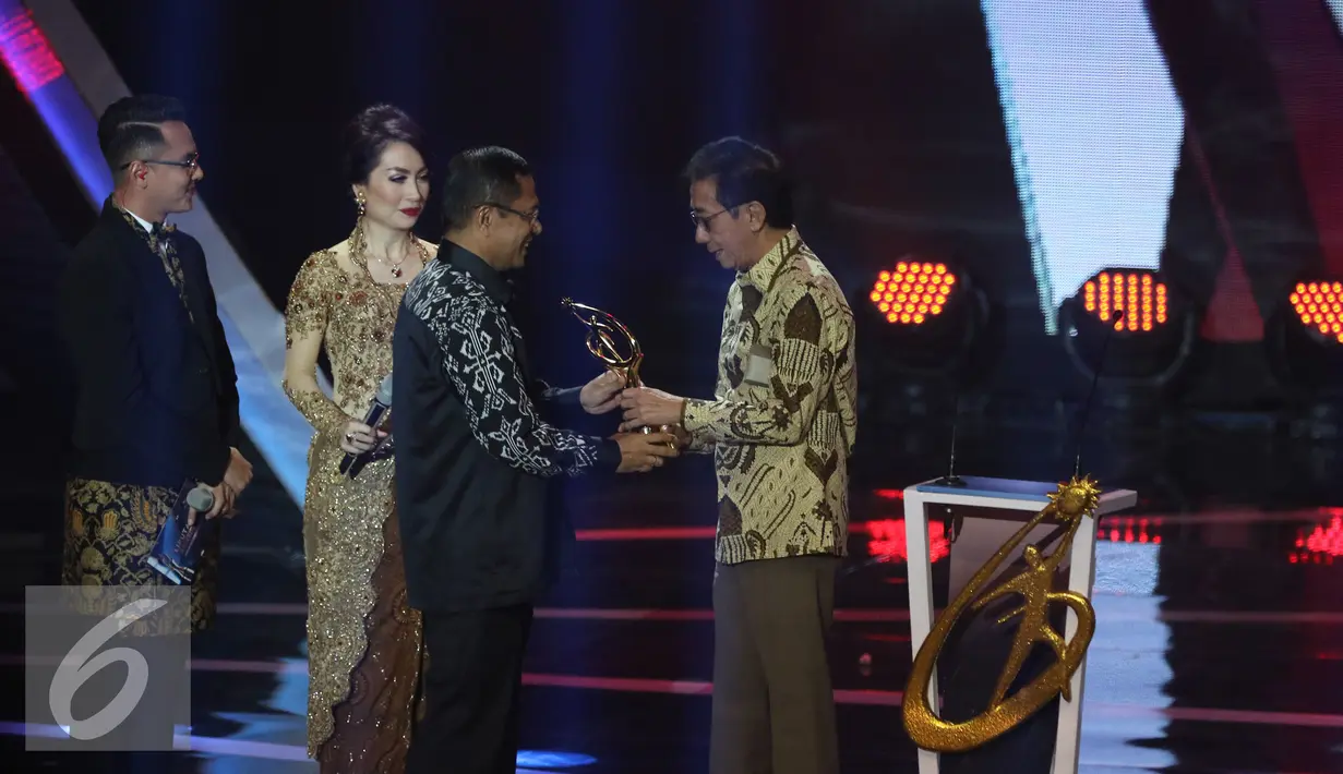 Menteri Perindustrian Saleh Husin memberikan piala penghargaan kepada Perwakilan PT Sido Muncul Irwan kategori Peduli Lingkungan.dalam ajang Liputan6 Awards 2016 di Studio 6 Emtek City, Jakarta, Kamis (26/5/2016). (Liputan6.com/Herman Zakharia)