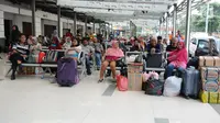 Calon penumpang kereta api menunggu pemberangkatan di Stasiun Pasar Senen, Jakarta, Selasa (16/4). PT KAI Daop 1 Jakarta mengoperasikan 11 KA tambahan dari Stasiun Gambir dan Pasar Senen. (Liputan6.com/Herman Zakharia)